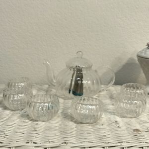 Clear glass teapot with 6 matching glasses